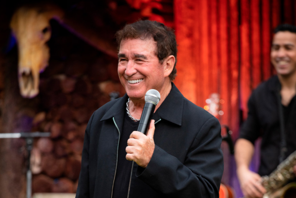 Amado Batista levar&aacute; para o palco os grandes sucessos que marcaram a sua carreiraD