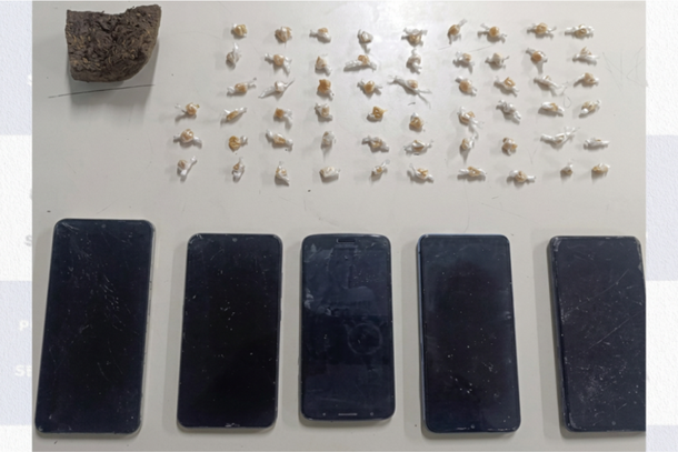 Drogas e aparelhos celulares foram apreendidos pela PM em Bom Jardim