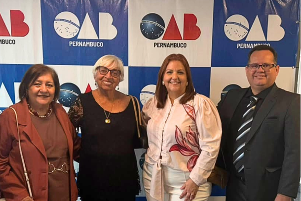 Nelma Cavalcanti Guerra e Maria da Gl&oacute;ria Albuquerque com os advogados Pen&eacute;lope Guerra e Alex Sandro Lima