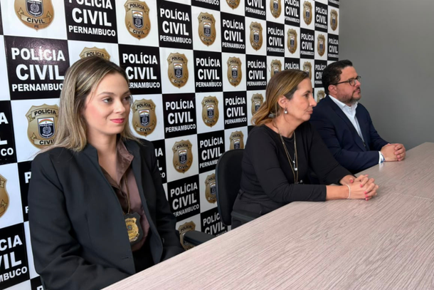 Delegada Suelen Corr&ecirc;a, Adjunta DENARC; Delegada Luciana Almeida, diretora adjunta da Dinter 1; Delegado J&uacute;lio Porto, gestor da Desec. na coletiva realizada em Caruaru