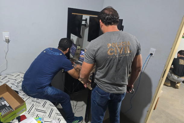 Pol&iacute;cia Civil durante opera&ccedil;&atilde;o que resultou em pris&atilde;o por armazenamento de pornografia infantil em flagrante em Toritama