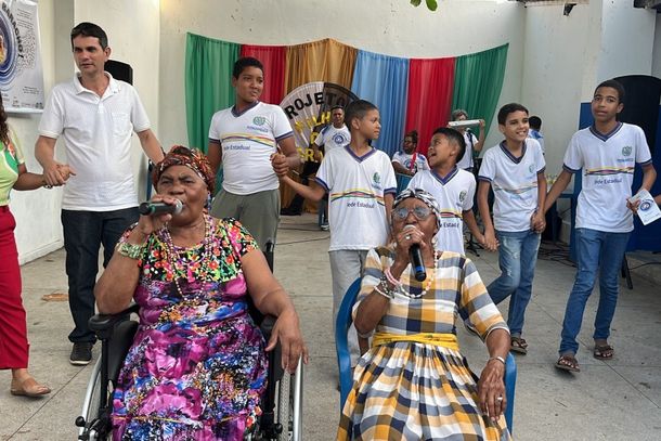 Momento do espet&aacute;culo Vamos Cirandar com as Filhas de Baracho, com apresenta&ccedil;&otilde;es de Biu Baracho (j&aacute; falecida) e Dulce Baracho, realizado em 2024 na ilha de Itamarac&aacute;
