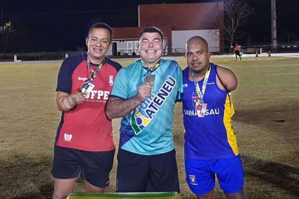 Anderson Duda (com a camisa da UFPE) conquistou duas medalhas nos Jogos Universit&aacute;rios Brasileiros, em Goi&aacute;s