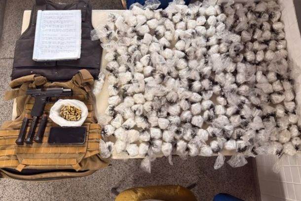 Drogas, armas e coletes foram apreendidos pela Pol&iacute;cia durante opera&ccedil;&atilde;o