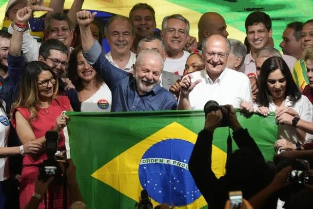 Lula com a bandeira do Brasil ap&oacute;s discurso da vit&oacute;ria em S&atilde;o Paulo