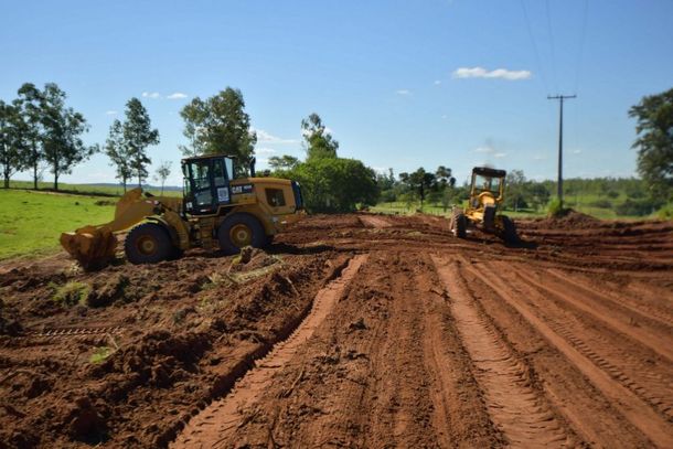 A frente de trabalho &eacute; composta por tr&ecirc;s p&aacute;s carregadeiras, uma motoniveladora e um trator de esteira