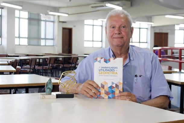 Professor doutor Adalberto Valderrama na biblioteca da Unipar: para ele, livro pode ser um legado que deixa para inspirar estudantes nas Ci&ecirc;ncias Matem&aacute;ticas