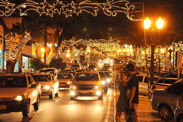 As ruas e avenidas da Capital da Amizade j&aacute; est&atilde;o sendo iluminadas para entrar no clima natalino