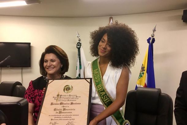 Raissa Santana recebe da presidente da C&acirc;mara Municipal, Maria Ornelas, o t&iacute;tulo de cidad&atilde; honor&aacute;ria