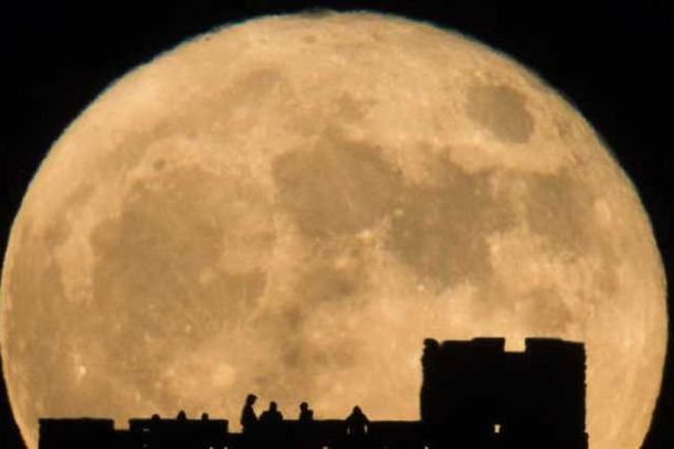A superlua tende a aparecer 14% maior e 30% mais brilhante do que o normal