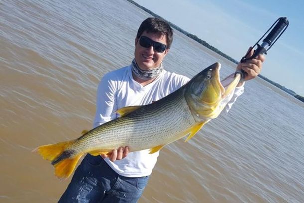 Juninho Cardozo, cliente Pescarama, durante pesca do dourado no rio Paran&aacute;