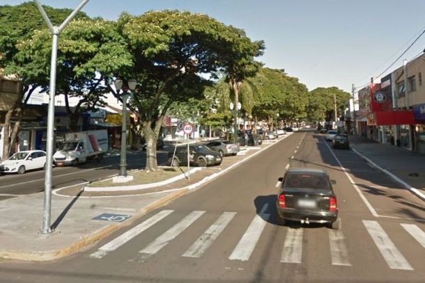 Um dos estabelecimentos comerciais est&aacute; localizado na Avenida Paran&aacute;