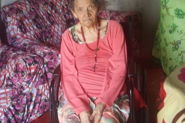 A cadeira de rodas foi doada &agrave; Maria Teresa de Jesus, de 79 anos, por uma moradora de Umuarama