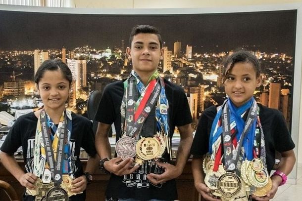 Lorena Loraine Alves Lira, Diego Souza Siqueira e Rayane Alves da Silva, atletas campe&otilde;es do Projeto Social Anjos do Tatame