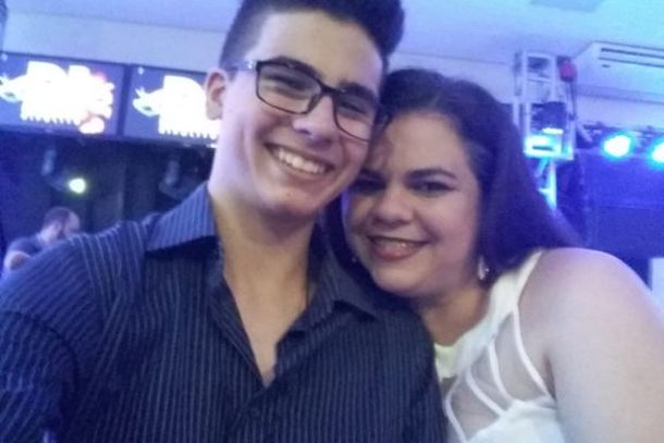 Filipe Podadeiro com a m&atilde;e, Rosiney Podadeiro; &oacute;leo &agrave; base de cannabidiol ajudou a diminuir as crises convulsivas do jovem
