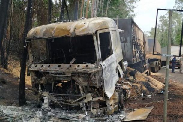 Motorista da carreta conseguiu sair antes do in&iacute;cio das chamas
