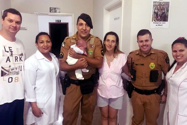 Aliviados, pais, PMs e a beb&ecirc; salva na noite desta ter&ccedil;a j&aacute; no hospital de Cianorte