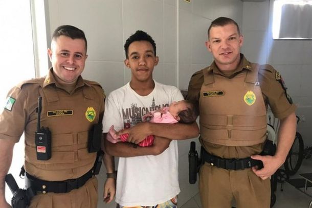 Pai com a bebezinha e os soldados Moura e Cardoso: miss&atilde;o bem sucedida