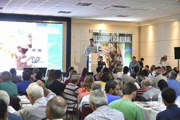 Secret&aacute;rio Guto Silva apresentou a representantes de munic&iacute;pios da Amerios caracter&iacute;sticas do programa Descomplica Rural