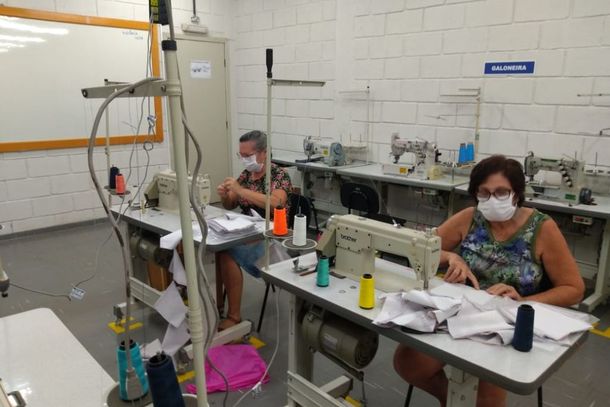 Docente, t&eacute;cnicos, aposentados e familiares participam da a&ccedil;&atilde;o