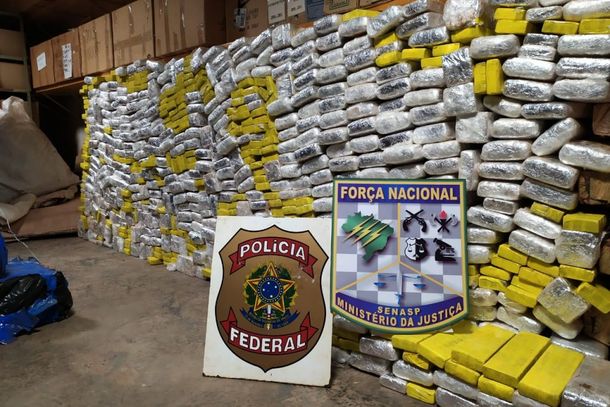 O preso, caminh&atilde;o e o material entorpecente foram encaminhados para a Delegacia de Pol&iacute;cia Federal em Gua&iacute;ra