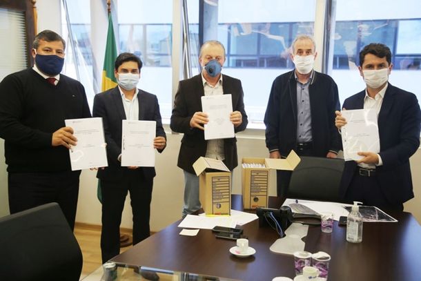 Assinatura do Contrato de Programa, entre o munic&iacute;pio de Cafezal do Sul e a Sanepar, e a implanta&ccedil;&atilde;o do servi&ccedil;o de esgotamento sanit&aacute;rio na cidade foram o tema da reuni&atilde;o