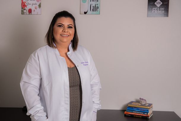 A hipnoterapeuta atende na Rua Amambai, atrás do Hospital Cemil