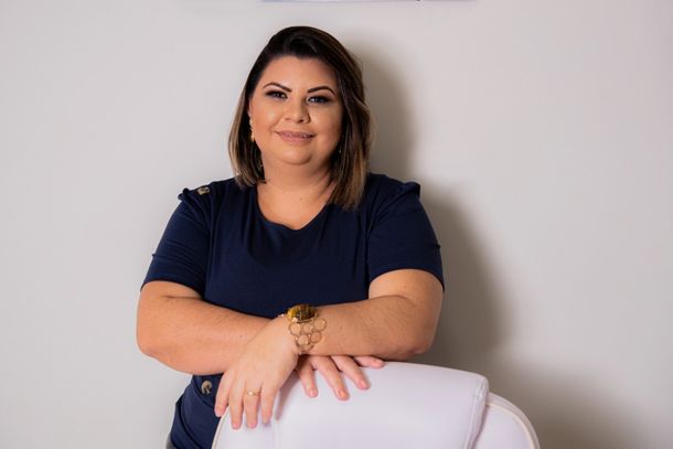 A hipnoterapeuta atende na Rua Amambai, atrás do Hospital Cemil