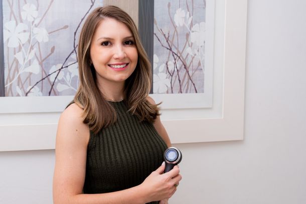 Dra. Cristianne de Macêdo Corrêa atende na clínica Dermato Care em Umuarama