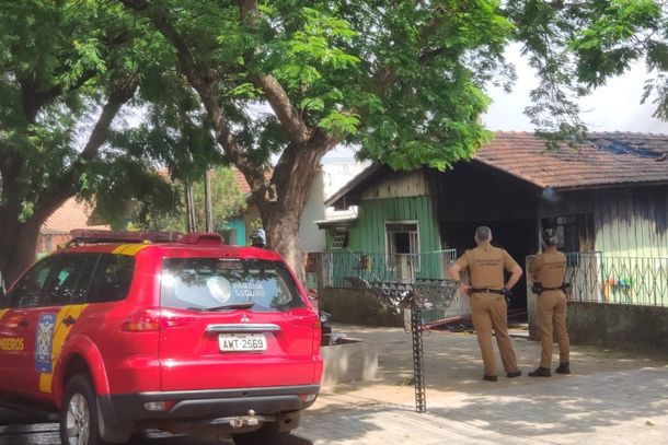 Moradora pediu ajuda aos vizinhos, que acionaram o Corpo de Bombeiros