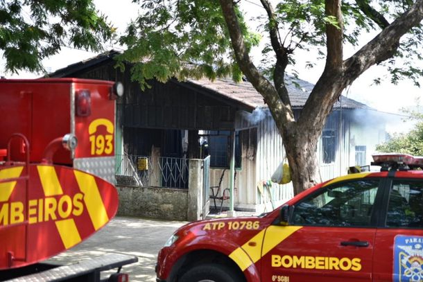 Moradora pediu ajuda aos vizinhos, que acionaram o Corpo de Bombeiros