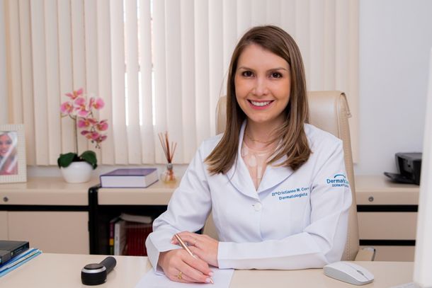 Dra. Cristianne de Macêdo Corrêa atende na clínica Dermato Care em Umuarama