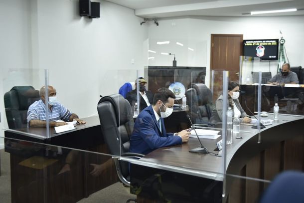 Juiza disse que n&atilde;o &eacute; poss&iacute;vel aferir parcialidade do vereador Mateus Barreto (centro da foto) pela mera antecipa&ccedil;&atilde;o do voto