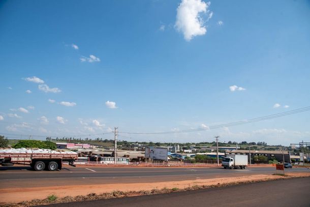O lote completo, que j&aacute; pertence ao munic&iacute;pio, possui 121 mil m&sup2; divididos entre 102.267,61 m&sup2; de &aacute;rea utiliz&aacute;vel (84,5%) e o restante (18.732,39 m&sup2;) reservado para ruas e acessibilidade