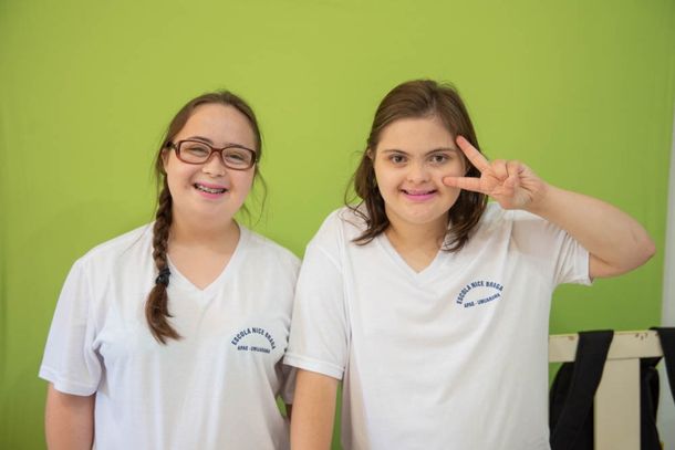 Maria Luiza de Andrade, de 14 anos, e Ester de Campos, de 15 anos, alunas da Apae de Umuarama
