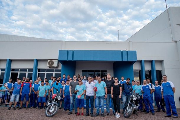 A entrega dos dois ve&iacute;culos aos funcion&aacute;rios de Umuarama foi realizada no fim da tarde de segunda-feira (2), na sede da Umaflex