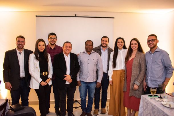 Time da Imobili&aacute;ria e Construtora Morena durante a entrega do Edif&iacute;cio Montpellier Residence