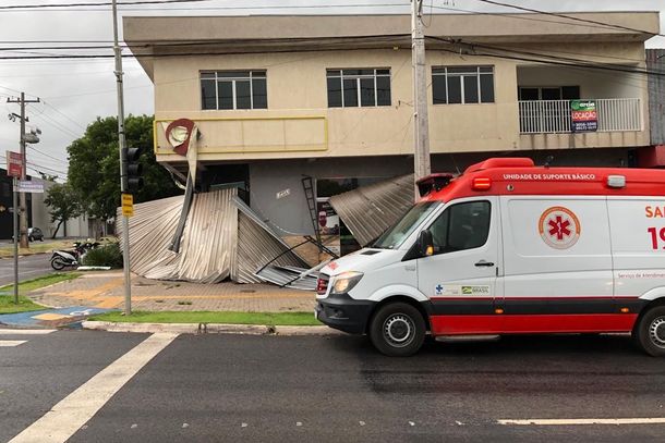 A queda da estrutura met&aacute;lica ocorreu no Restaurante Portuga, localizado na avenida Tiradentes 