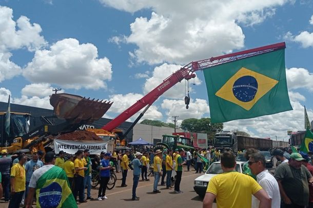 V&aacute;rios umuaramenses foram vestidos com as cores da bandeira do Brasil at&eacute; o trevo do Parque de Exposi&ccedil;&otilde;es Dario Pimenta da N&oacute;brega