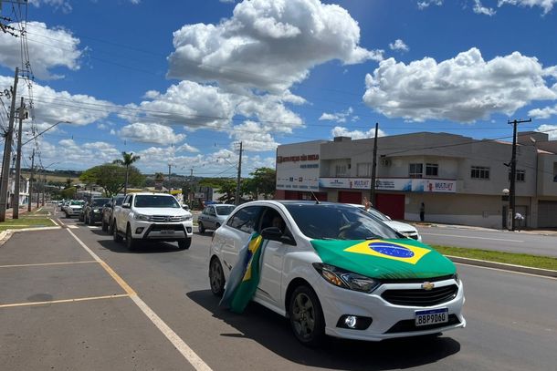 A carreata em apoio &agrave; paralisa&ccedil;&atilde;o dos caminhoneiros aconteceu na tarde desta quarta-feira (2)