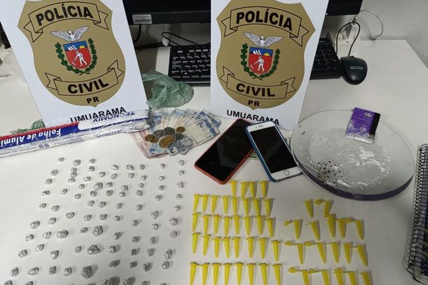 Foram apreendidos pedras de crack e pinos de coca&iacute;na durante a a&ccedil;&atilde;o policial