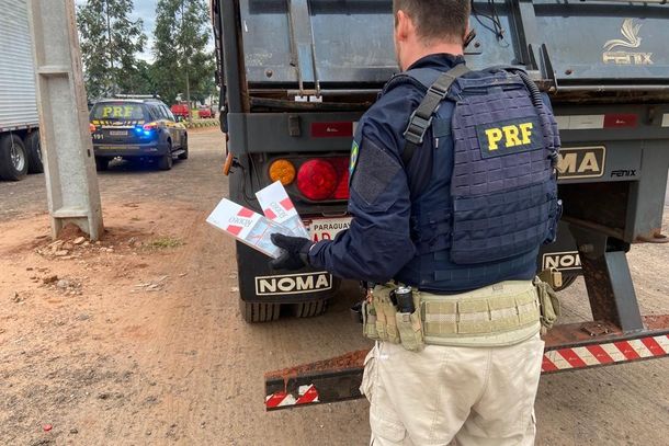 A carreta transportava 450 mil ma&ccedil;os de cigarros contrabandeados