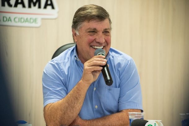 Prefeito Celso Pozzobom durante entrevista coletiva, na tarde desta ter&ccedil;a (04), no audit&oacute;rio da Prefeitura de Umuarama
