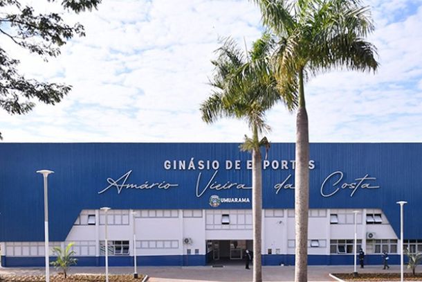 Velório de vítimas de queda de avião ocorre no ginásio de esportes de ...
