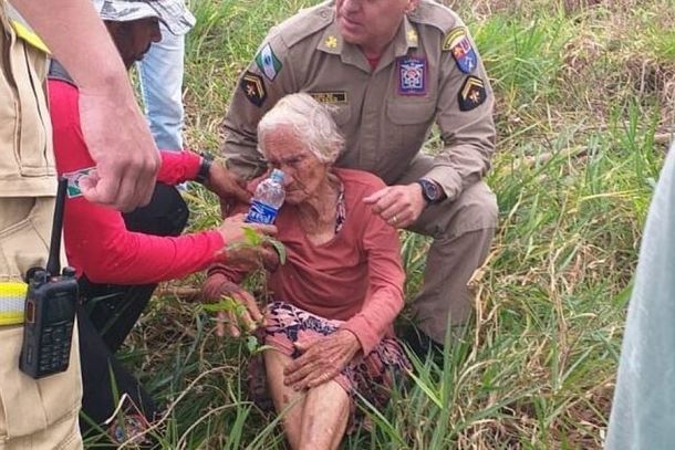 Segundo o Corpo de Bombeiros, a idosa tinha ferimentos leves e estava desidratada e desnutri&ccedil;&atilde;o. Ela foi encaminhada para atendimento m&eacute;dico