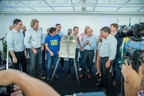 Cerim&ocirc;nia de descerramento da placa de inaugura&ccedil;&atilde;o do Centro de Eventos Prefeito Alexandre Ceranto