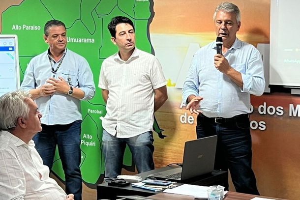 Antonio Carlos Favaro, coordenador regional do ProMapa, apresenta projeto para prefeitos na sede da Amerios em Umuarama