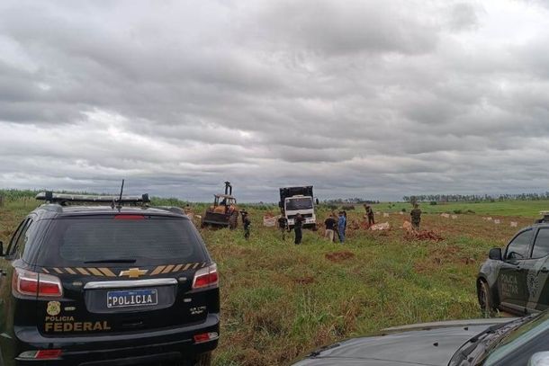 Equipes da PF, do MPT e do BPFROn localizaram uma fazenda onde encontraram aproximadamente 15 trabalhadores rurais, de nacionalidade paraguaia, sendo quatro adolescentes, trabalhando em condi&ccedil;&otilde;es degradantes