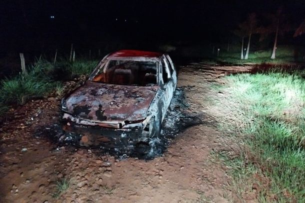 A dupla levou duas armas, rel&oacute;gios e um carro, que foi encontrado incendiado