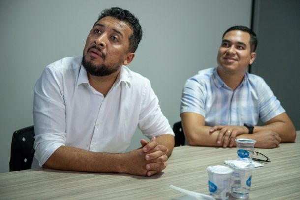 O deputado estadual, Adriano José e o pré-candidato a vereador, Deybson Bitencourt, realizaram uma visita ao Portal da Cidade Umuarama